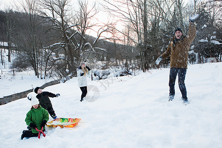 打雪球的家庭背景图片