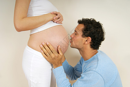 男人亲吻孕妇的肚子图片