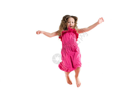 一个女孩在跳小孩高清图片素材