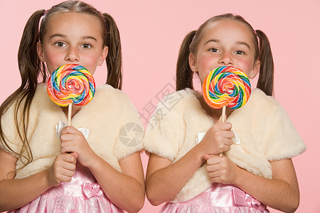 有棒棒糖的双胞胎女孩图片