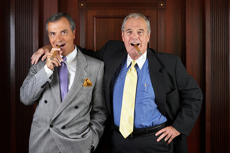 两支首席执行官吸烟雪茄的肖像背景图片