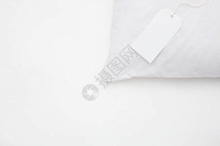 带空白标签的白色枕头图片