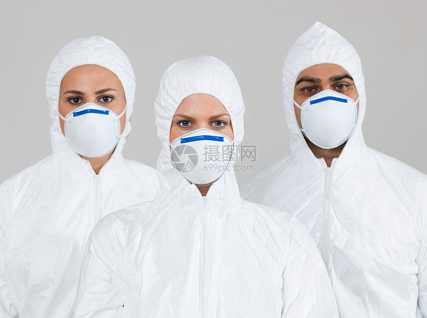 三名穿着防护服的科学家图片