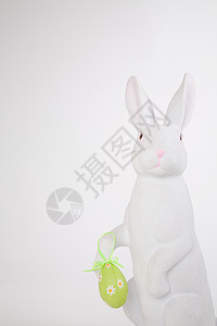拿着复活节彩蛋的复活节兔子图片