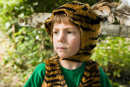 打扮成老虎的男孩图片
