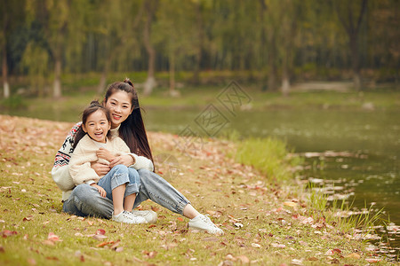 温馨母女坐在草地上图片