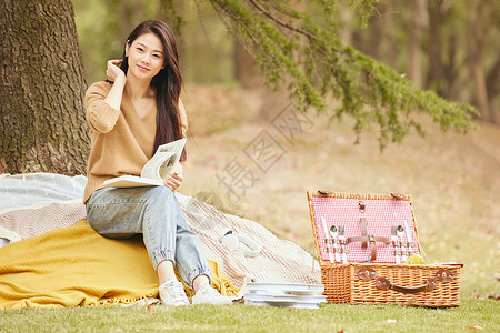 年轻女性树下看书生活方式高清图片素材