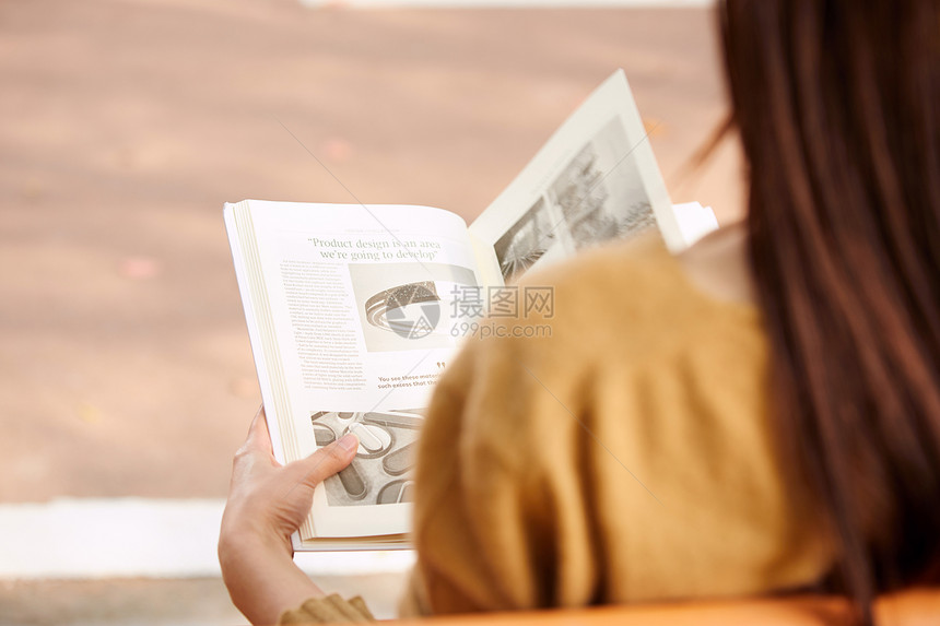 年轻女性户外阅读图片
