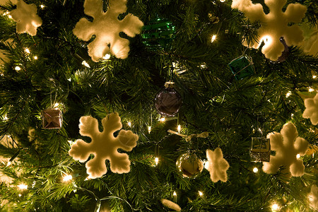 圣诞树上的装饰品背景图片