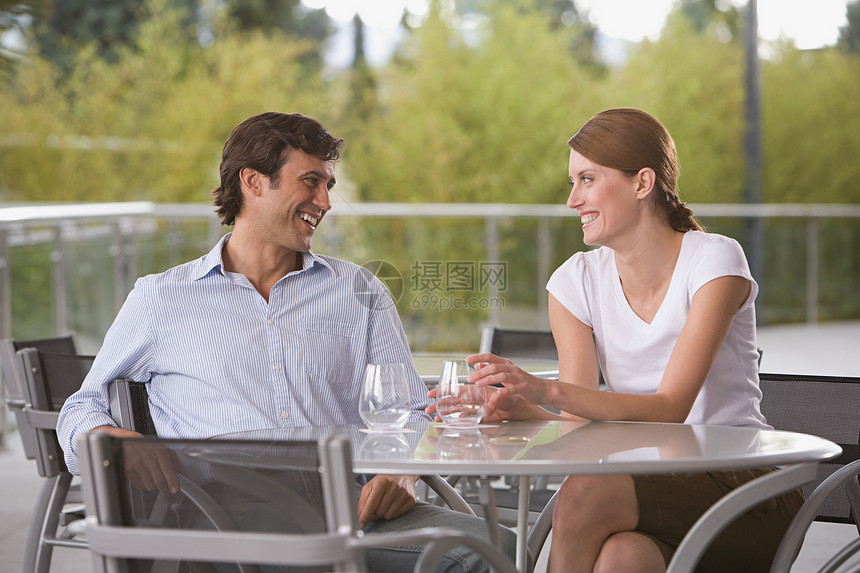 餐桌上微笑的一对夫妇图片