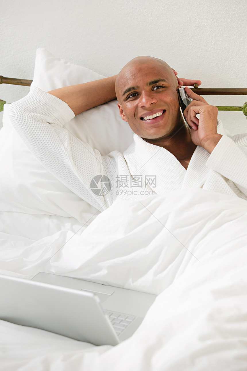 男人在床上打电话图片