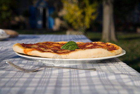 外桌披萨在户外桌叉高清图片