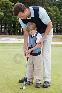 父亲教儿子打高尔夫球高清图片