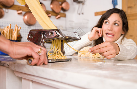 意大利妇女做意大利面食西班牙裔高清图片素材