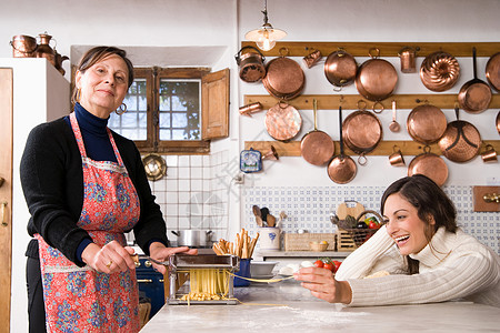 意大利妇女做意大利面食成熟的女人高清图片素材