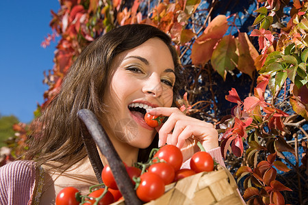 吃番茄的年轻女人外国高清图片素材