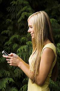 拿手机的年轻女子背景图片