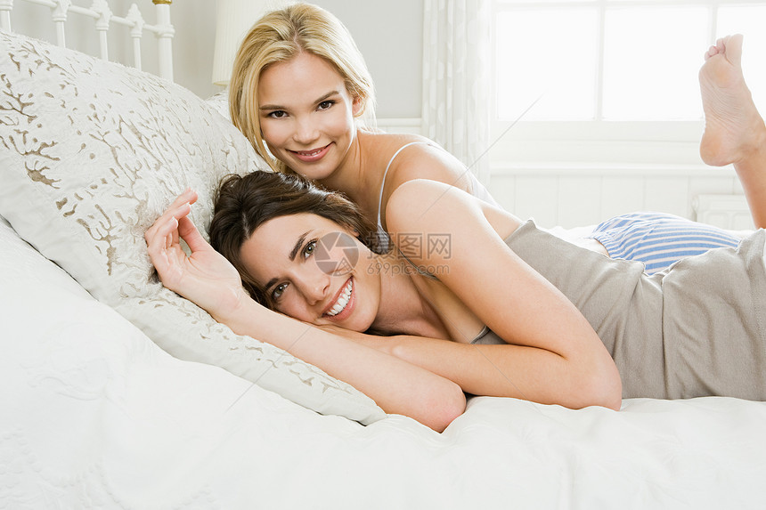 躺在床上的年轻妇女图片