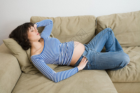 孕妇睡沙发外国人像高清图片素材