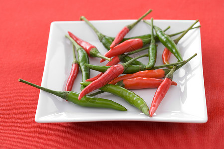 辣椒和盘子成熟的高清图片素材
