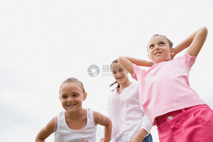 三个女孩在笑图片