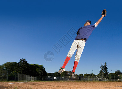 打棒球的十几岁男孩图片