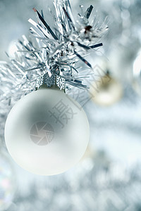 圣诞树上的银饰品图片