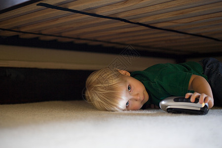 躲在床下的男孩图片