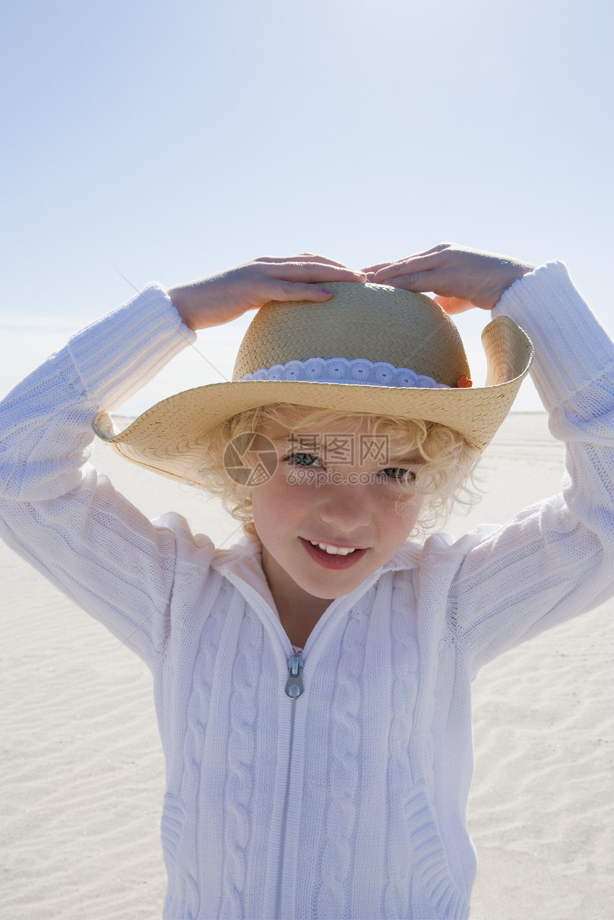海滩上戴草帽的女孩图片