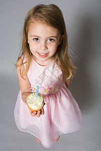 拿着蛋糕的女孩可爱的高清图片素材