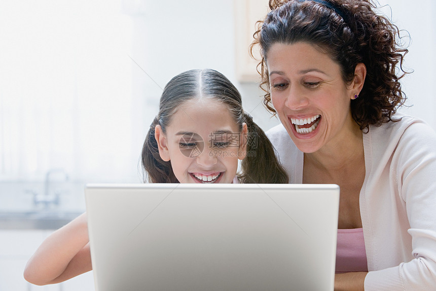 母亲和女儿使用笔记本电脑图片