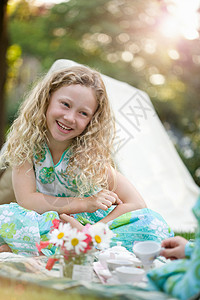 野餐时微笑的小女孩图片