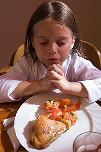 饭前祈祷的女孩图片