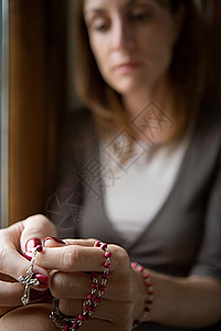 拿着念珠的女人宗教高清图片素材