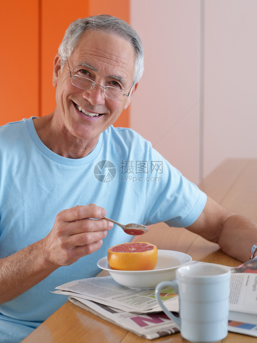 一位正在吃早餐的老人的画像图片