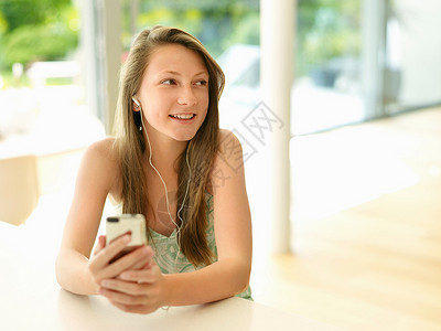微笑的女孩听MP3播放器图片