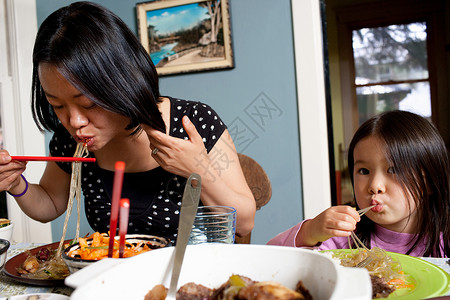 母女一起吃饭图片