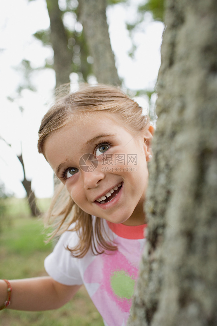 躲在树后的女孩图片
