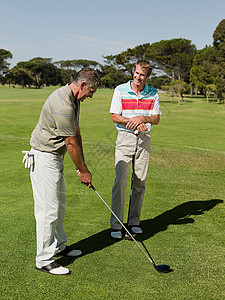 两个成熟的男人一起打高尔夫球图片