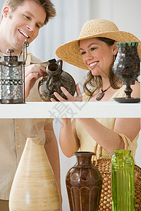 一对夫妇在看花瓶白种人高清图片素材