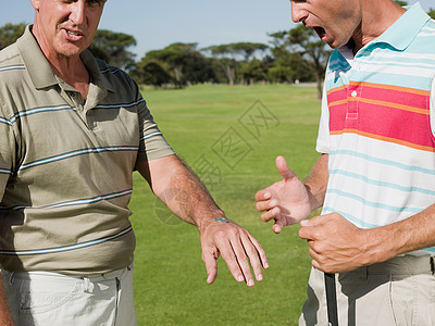 两个成熟的男人一起打高尔夫球图片