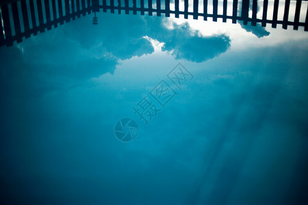 空游泳池图片