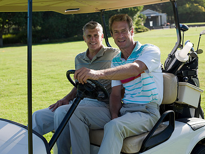 两个成熟的男子高尔夫球车上图片