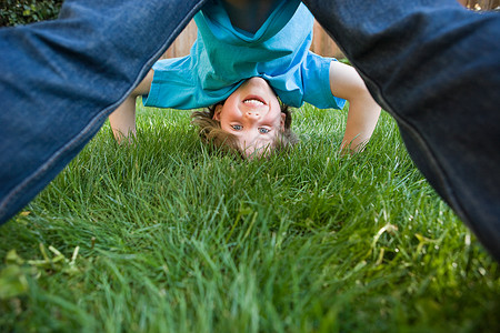 在草地上玩耍的男孩图片