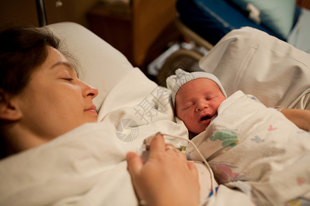 新生儿漫画产妇和刚出生的男婴背景