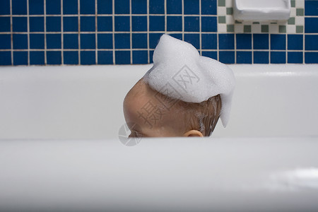 泡沫头洗澡的婴儿背景