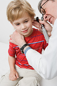 医生为男孩的耳朵图片
