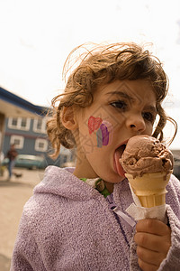 吃冰淇淋的小女孩外国高清图片素材