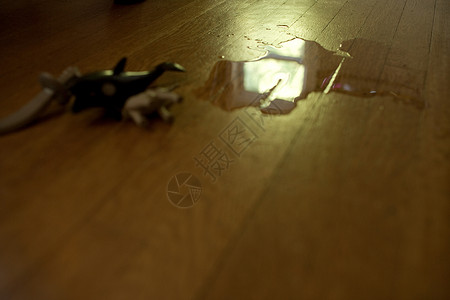 木地板上的水和玩具背景图片