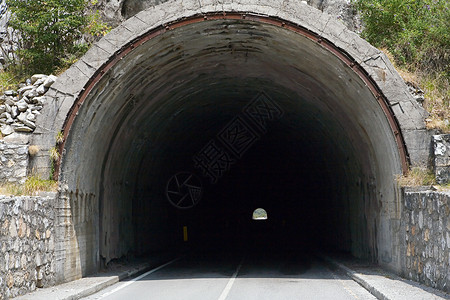 通往隧道的道路图片
